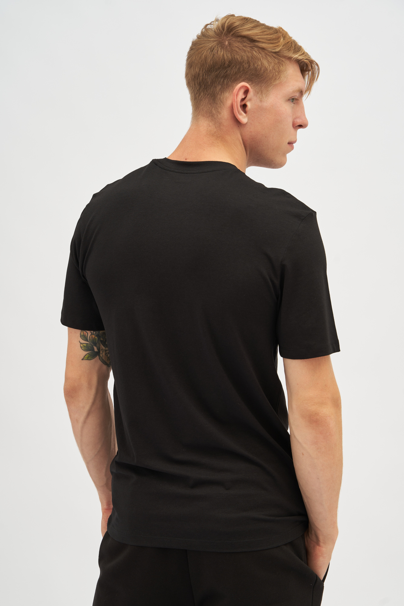 Футболка GUESS