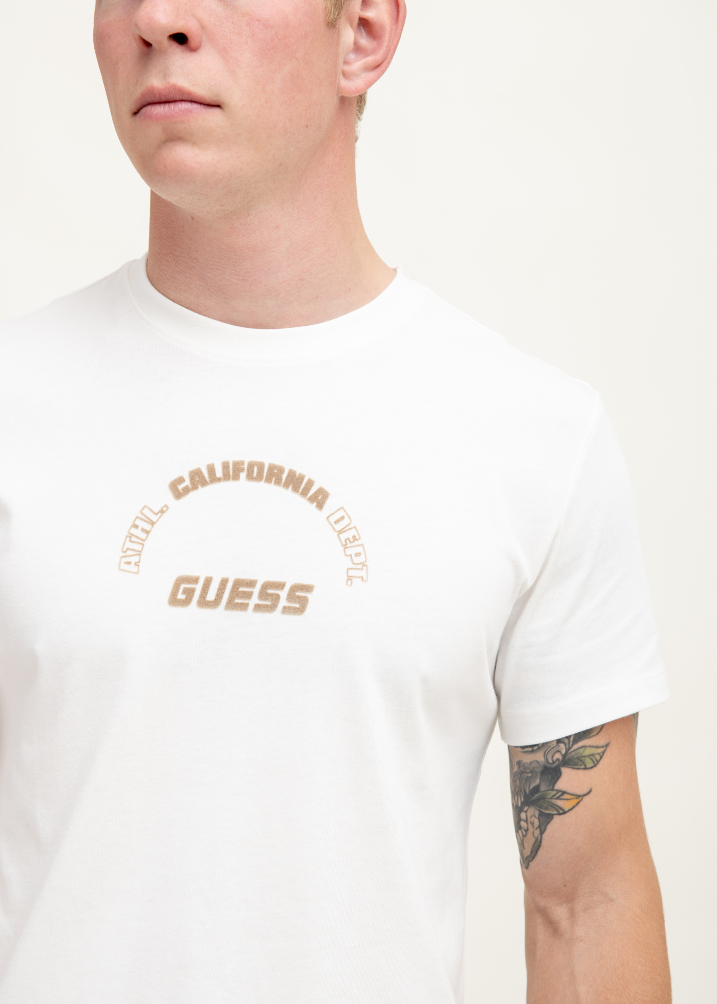 Футболка GUESS