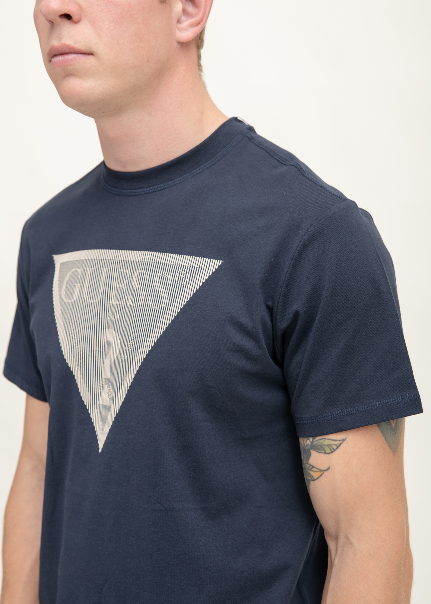 Футболка GUESS