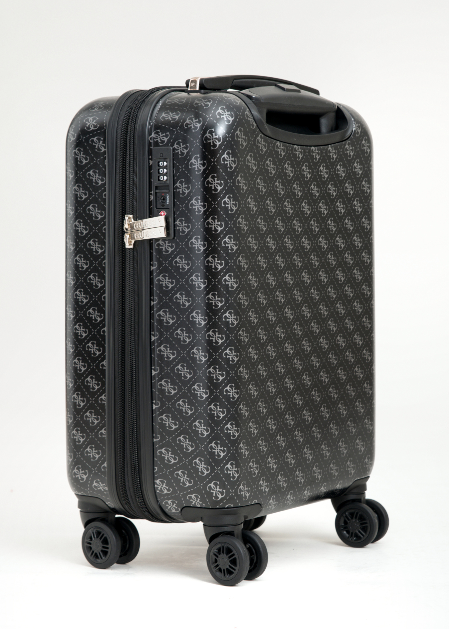 Чемодан GUESS