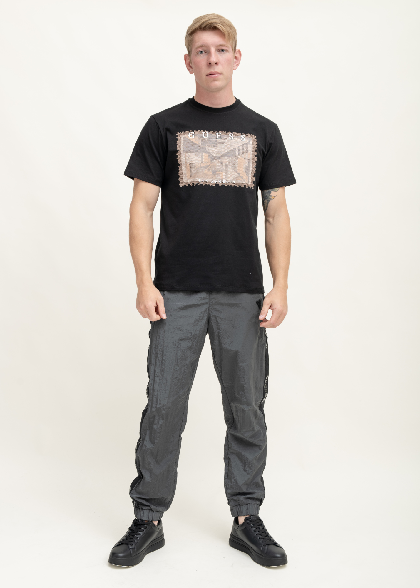 Футболка GUESS