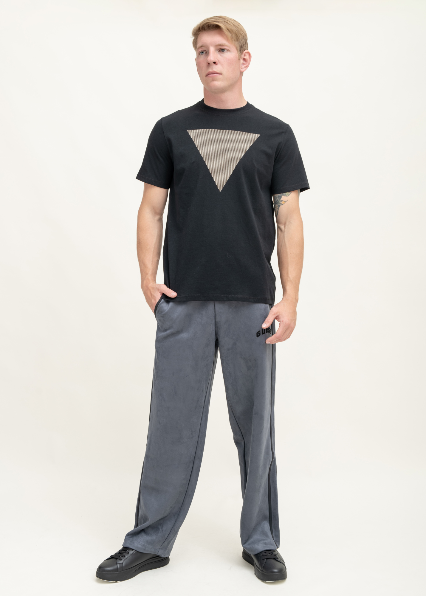 Футболка GUESS