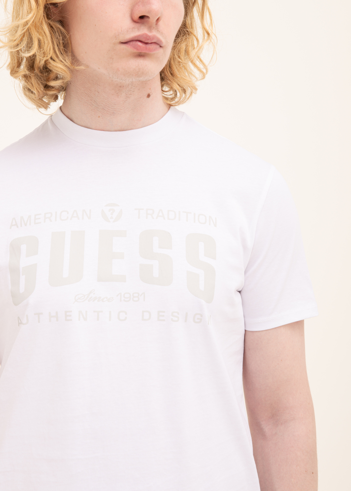 Футболка GUESS