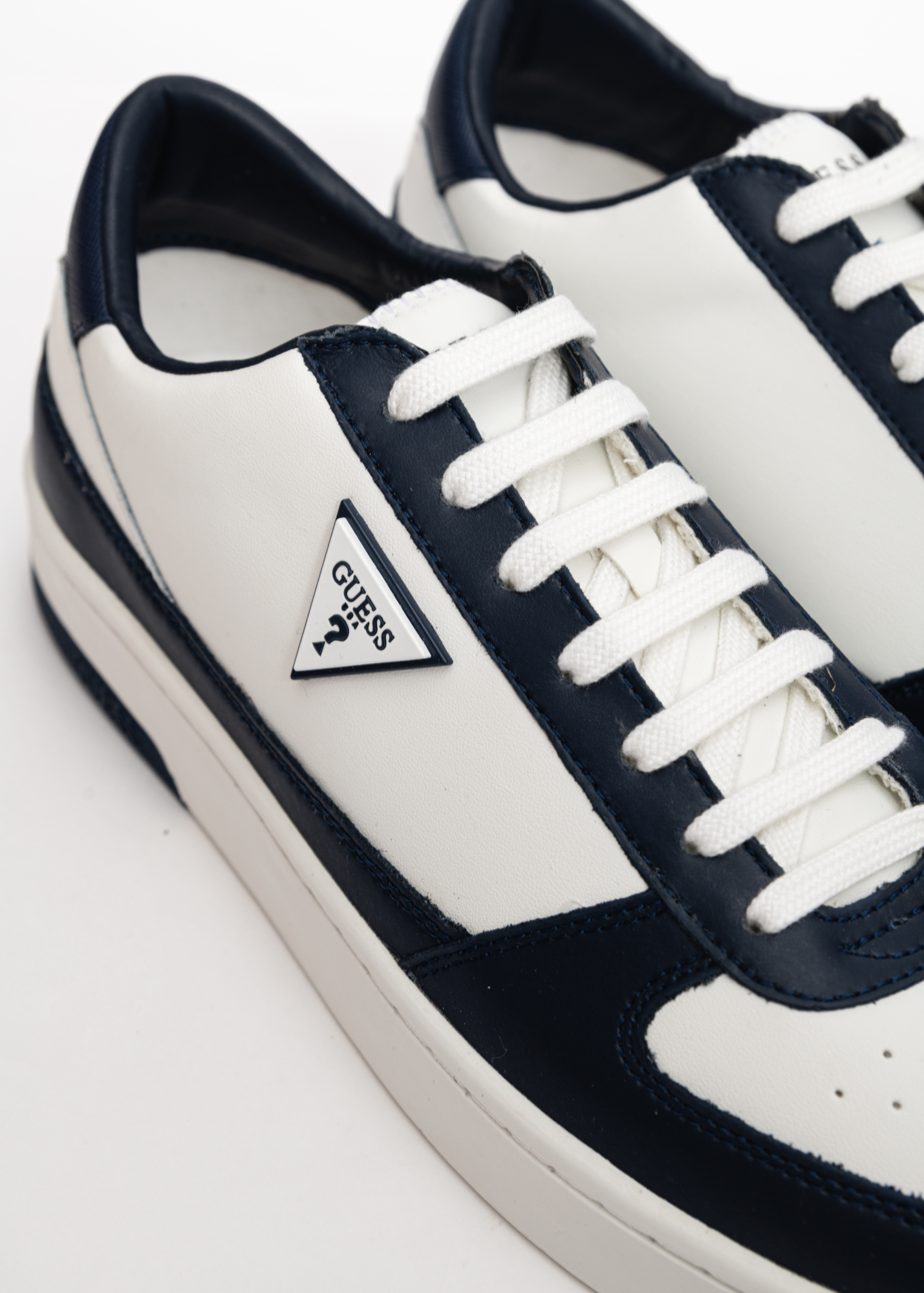 Кроссовки GUESS