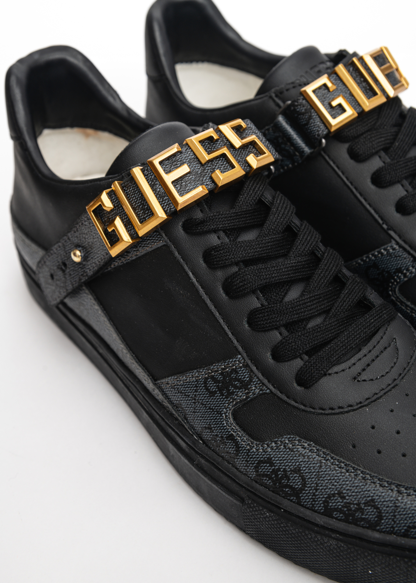 Кроссовки GUESS