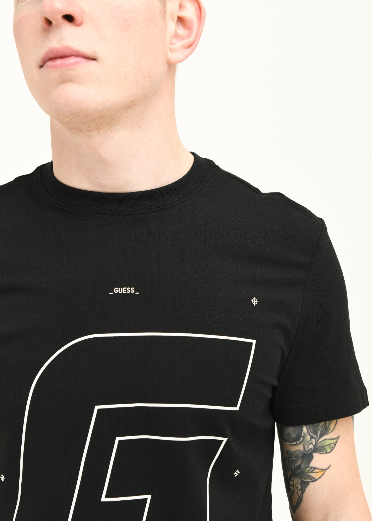 Футболка GUESS