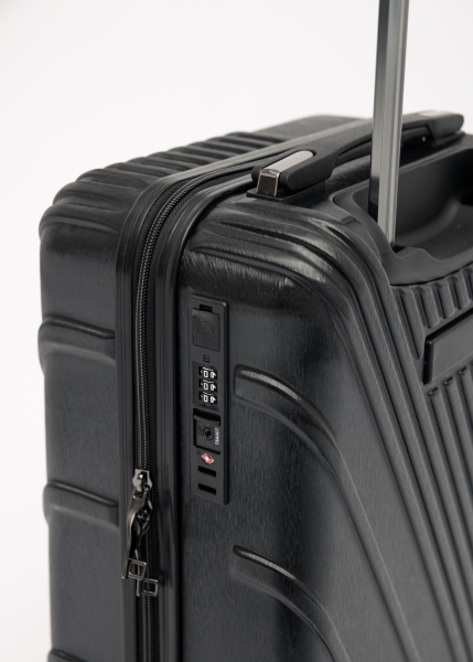 Чемодан GUESS