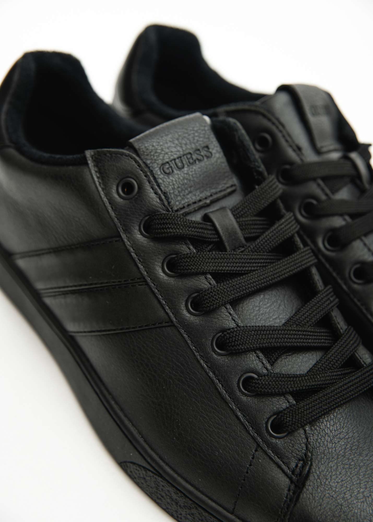 Кроссовки GUESS