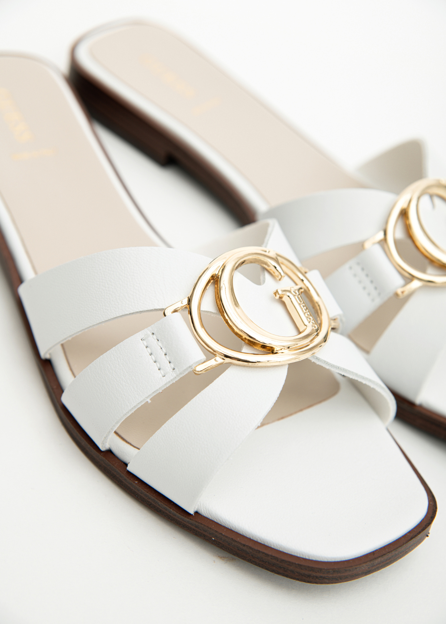 Сандалии GUESS