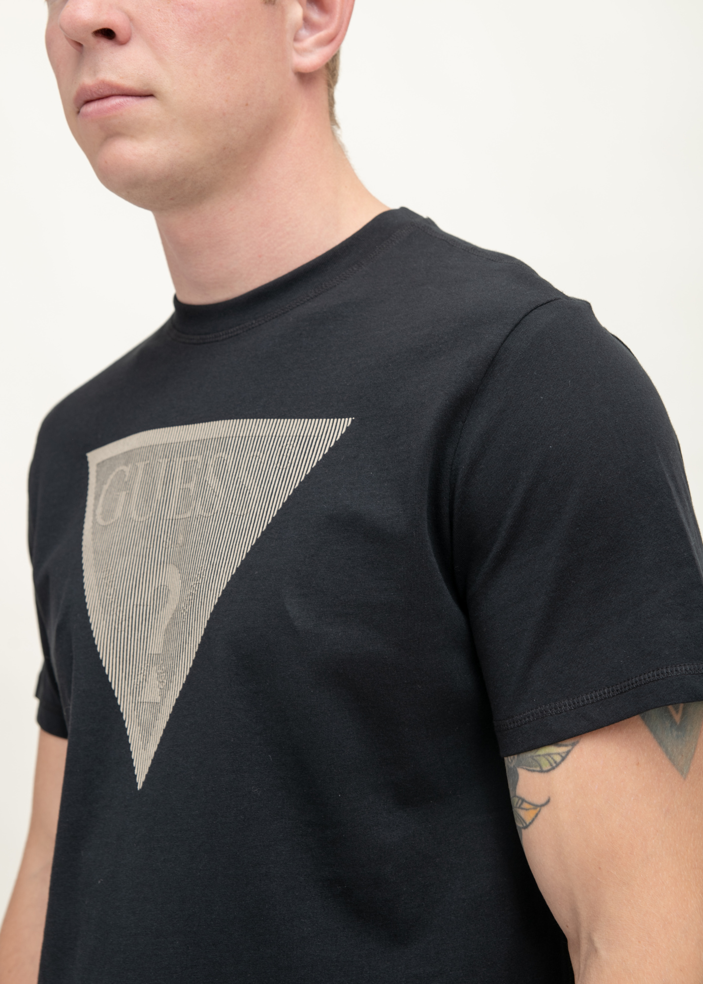 Футболка GUESS