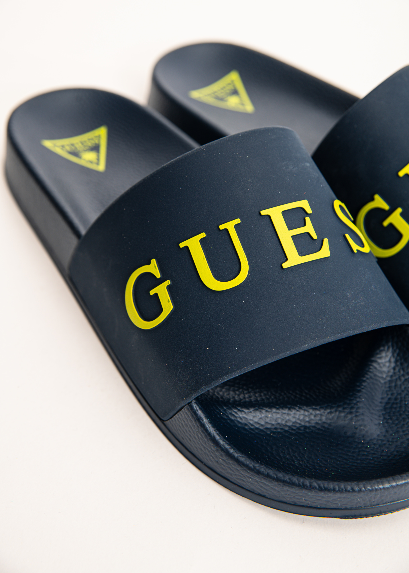 Пляжная обувь GUESS