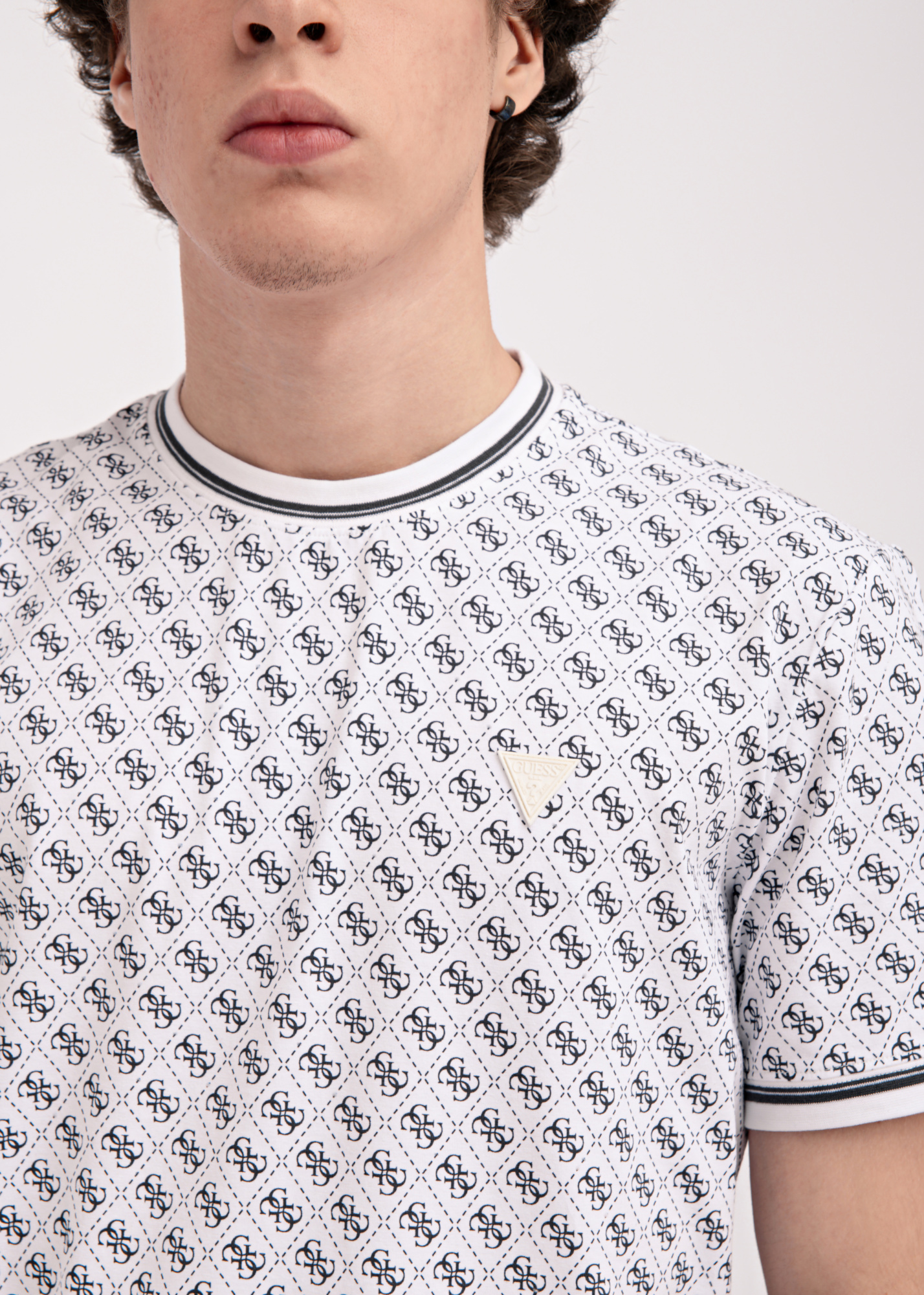 Футболка GUESS