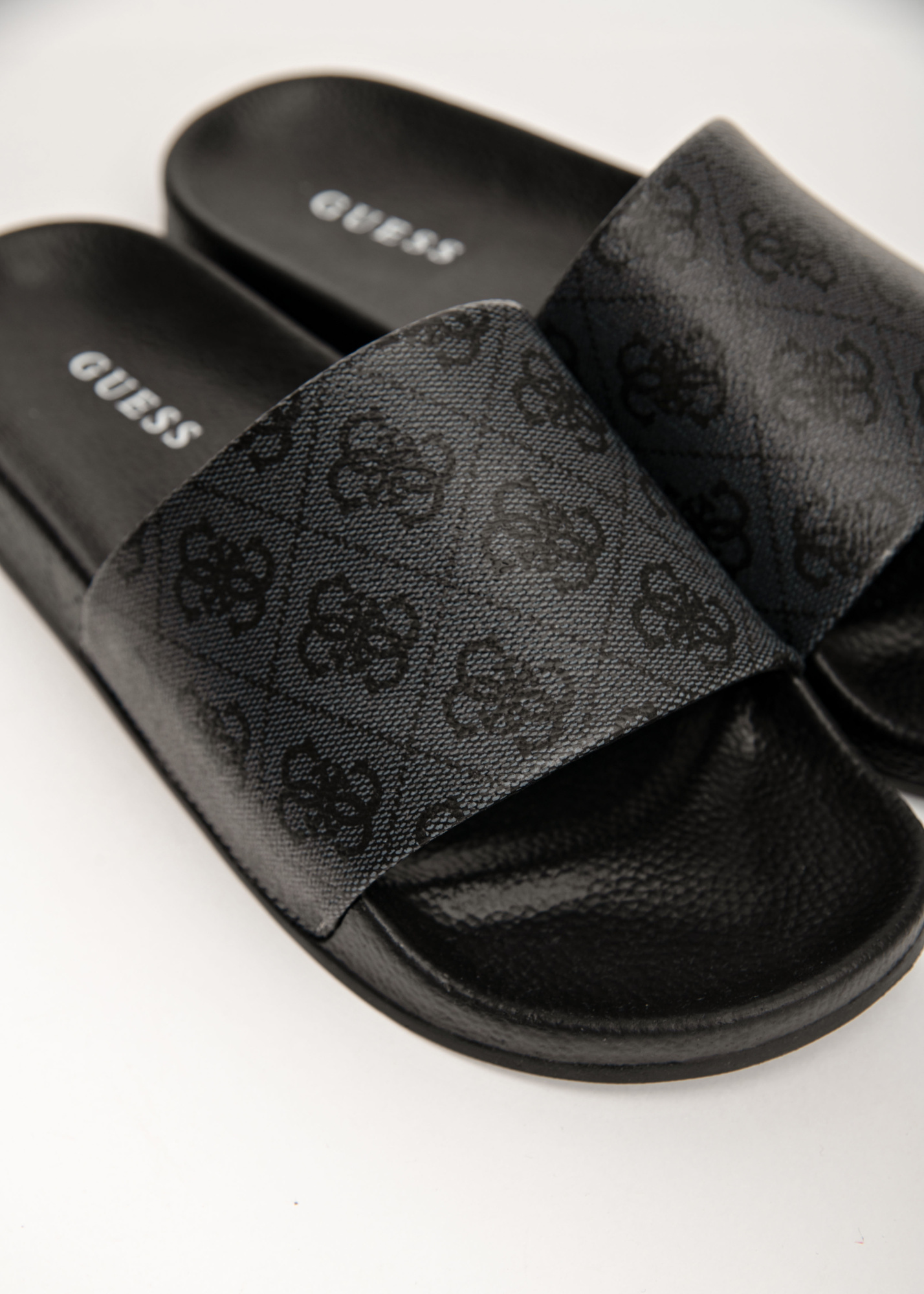 Босоножки GUESS